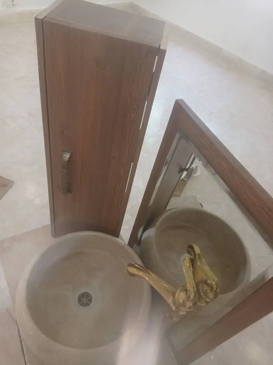 دوتا شیر روشویی و اشپزخانه طلایی و نقره ای|لوازم سرویس بهداشتی|قم, شاه سید علی|دیوار