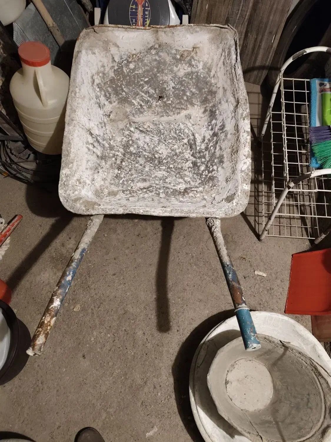 فرغون با سطل و تشک و صفحه برش سنگ|ابزارآلات|ماکو, |دیوار