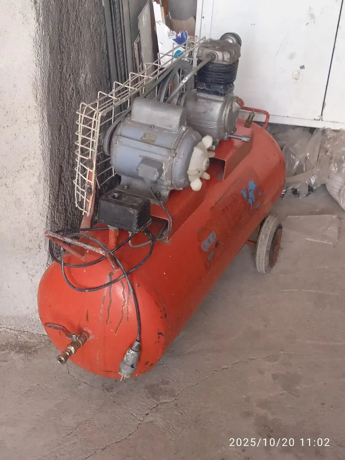 پمپ باد قدیمی|کلکسیون اشیاء عتیقه|قائن, |دیوار