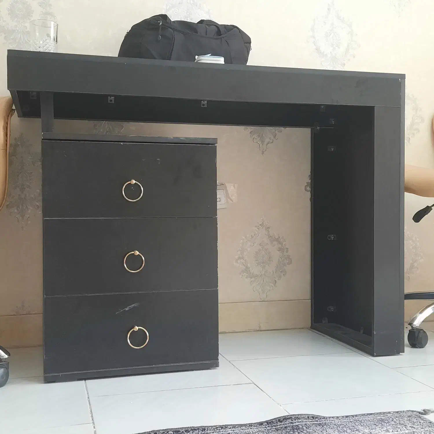 میز تحریر و میز کار|میز تحریر و کامپیوتر|رباط‌کریم, رباط‌کریم|دیوار