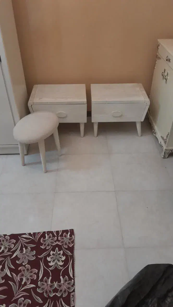 ۱ عدد ویترین یا گنجه درجه۱ با۲عدد پاتختی|مبلمان خانگی و میز عسلی|مشهد, هفت تیر (نه دره)|دیوار