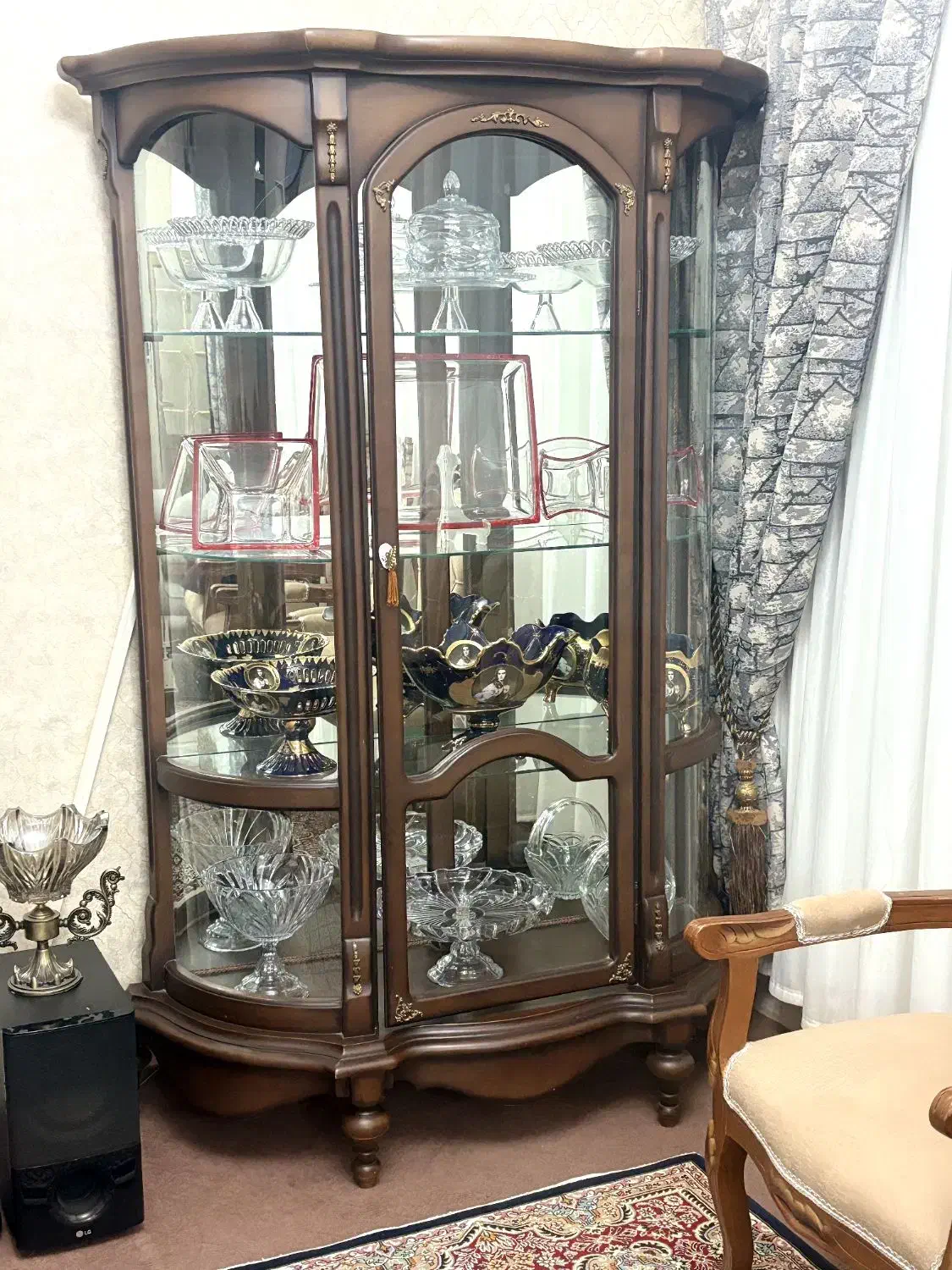 بوفه چوبی کارکرده رنگ قهوه ای چهارطبقه شیشه ای|بوفه، ویترین، کنسول|میانه, |دیوار