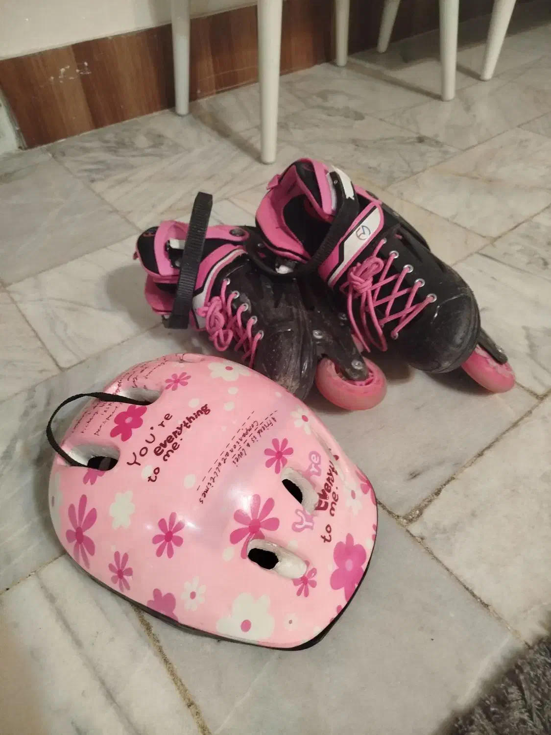 کفش اسکیت با کلاه|دوچرخه، اسکیت، اسکوتر|اندیشه, اندیشه فاز ۳|دیوار