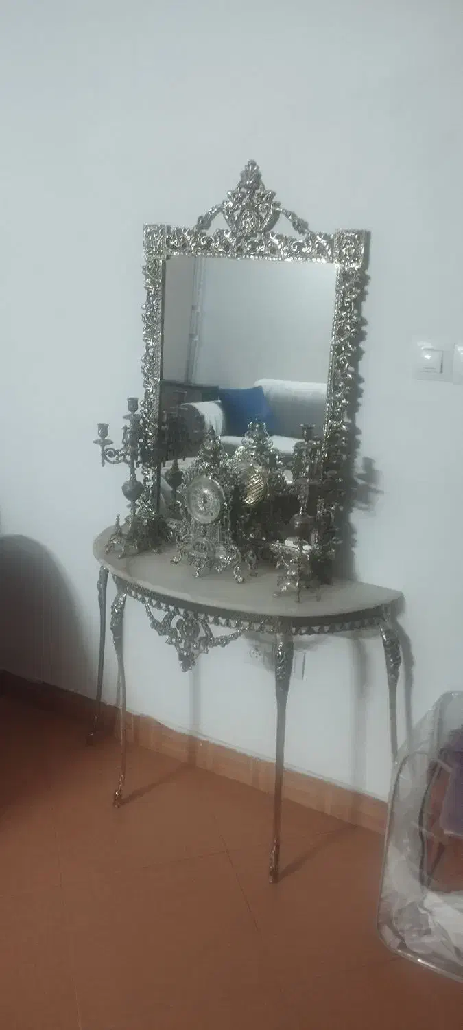 آینه و شمعدان|آینه|کن, |دیوار