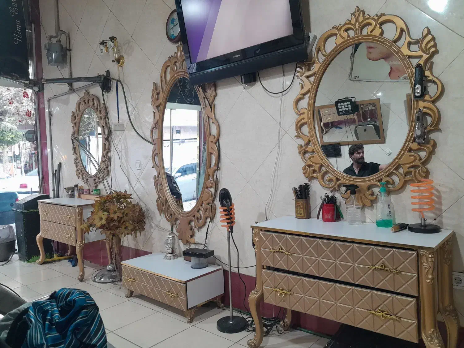 ویترین  شیک و صندلی  ارایشگاه|آرایشگاه و سالن‌های زیبایی|چهاردانگه (تهران), |دیوار