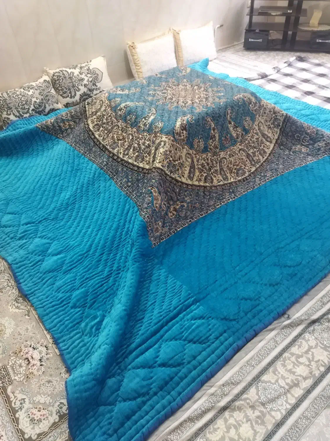 لحاف کرسی|رختخواب، بالش، پتو|قم, امامزاده ابراهیم|دیوار