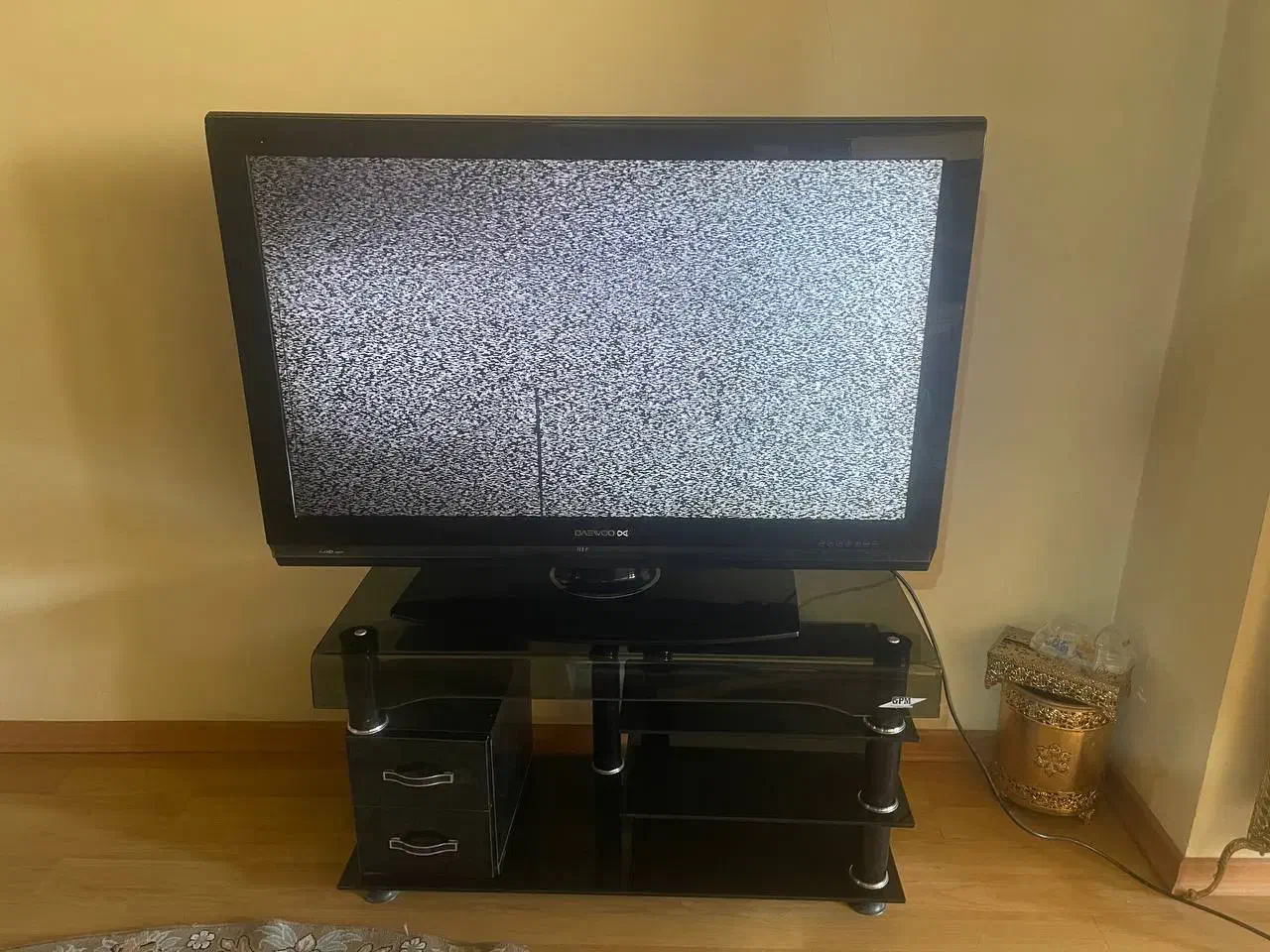 تلویزیون دوو LCD ۴۶ اینج با میز و دیجیتال|تلویزیون و پروژکتور|ارومیه, |دیوار