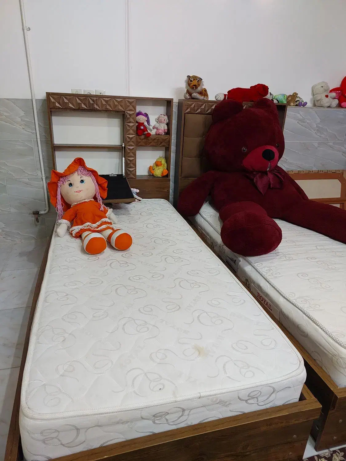 تخت یکنفر چوبی درحد نو|تخت و سرویس خواب|زارچ, |دیوار