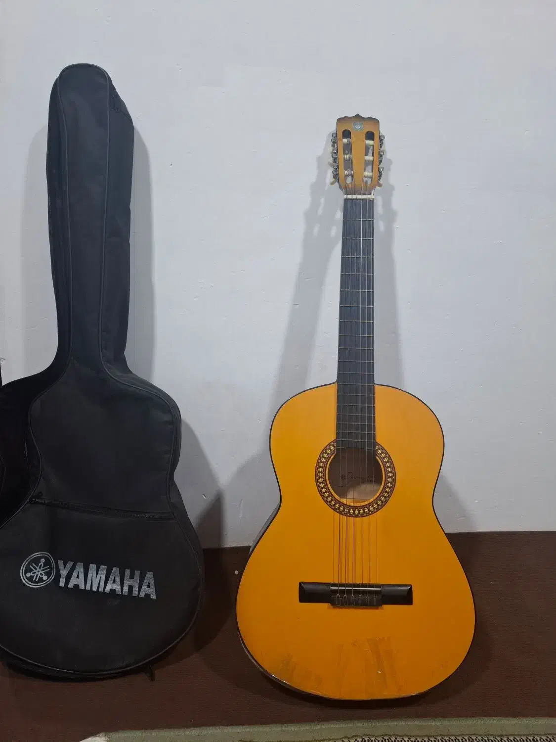 گیتار شکسته|گیتار، بیس، امپلیفایر|رشت, سلیمانداراب|دیوار