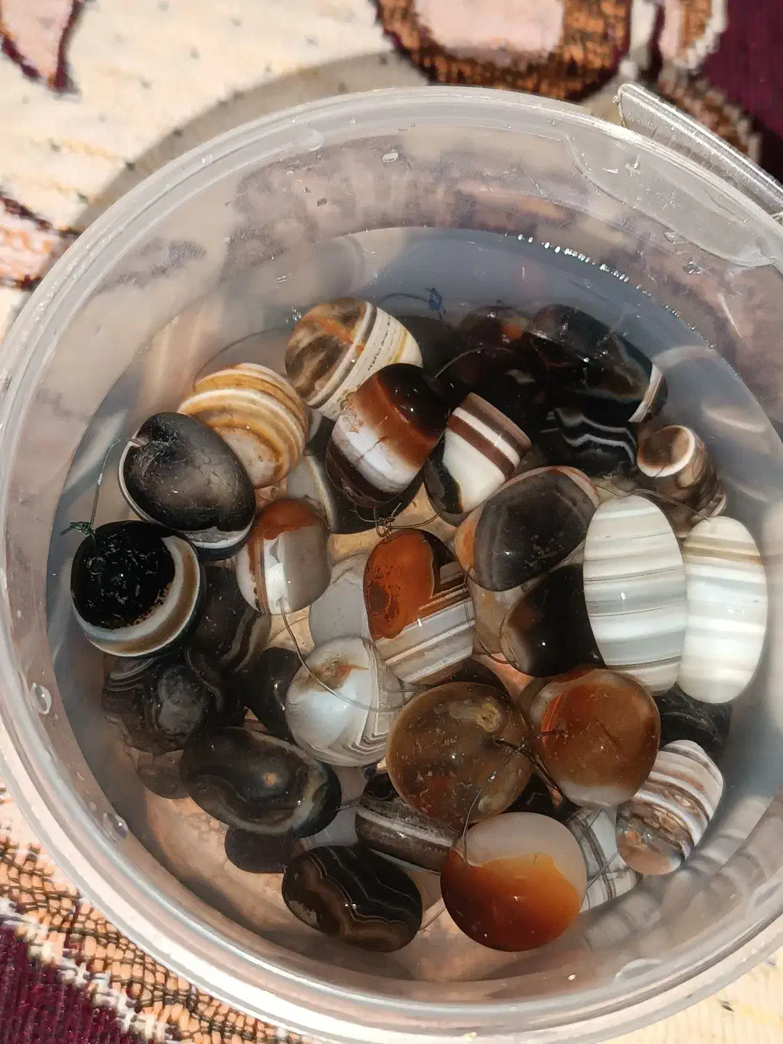 تعدادی مهره های سلیمانی.جزع|کلکسیون اشیاء عتیقه|اهواز, کمپلو جنوبی|دیوار