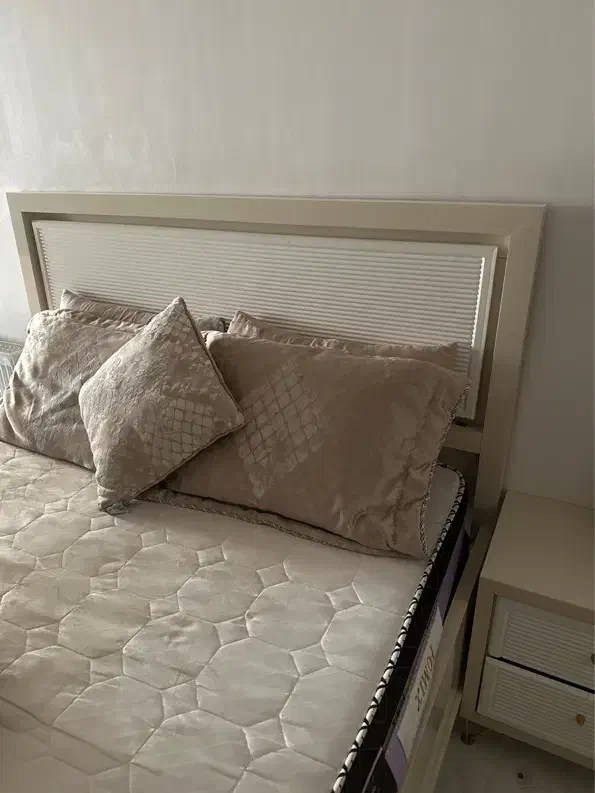 تخت خواب دونفر۲عدد پاتختی و میز آرایشی وکمد بزرگ|تخت و سرویس خواب|تهران, افسریه شمالی|دیوار