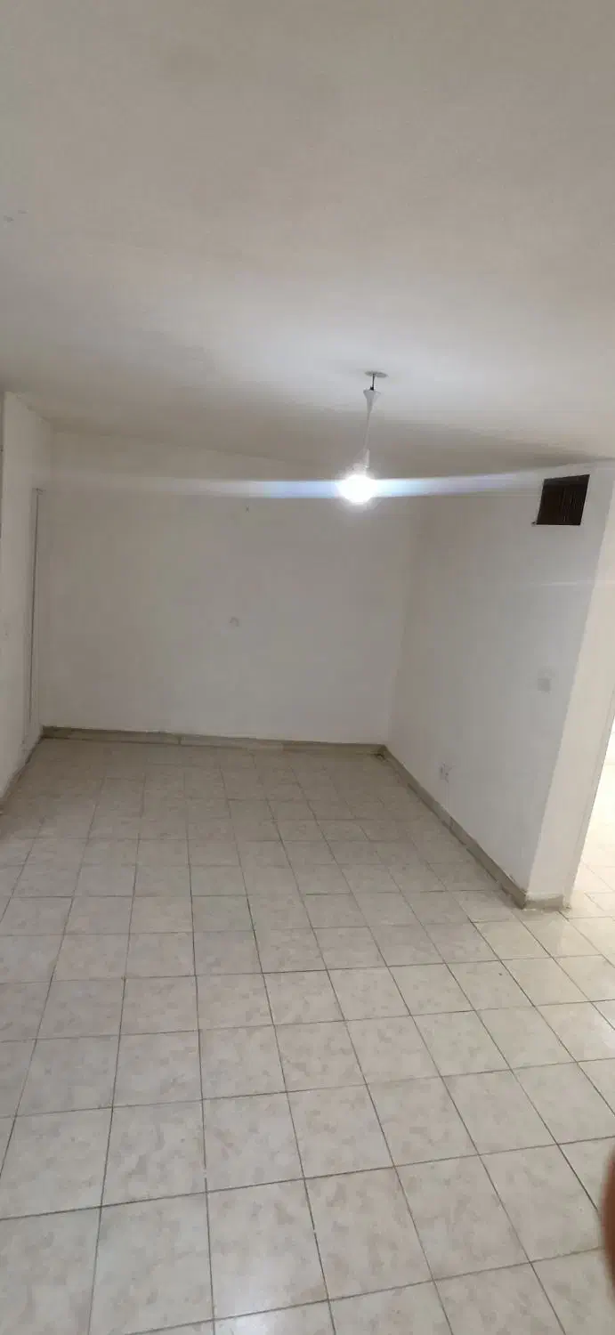 تکخواب با پارکینگ و انباری بر خیابان انقلاب