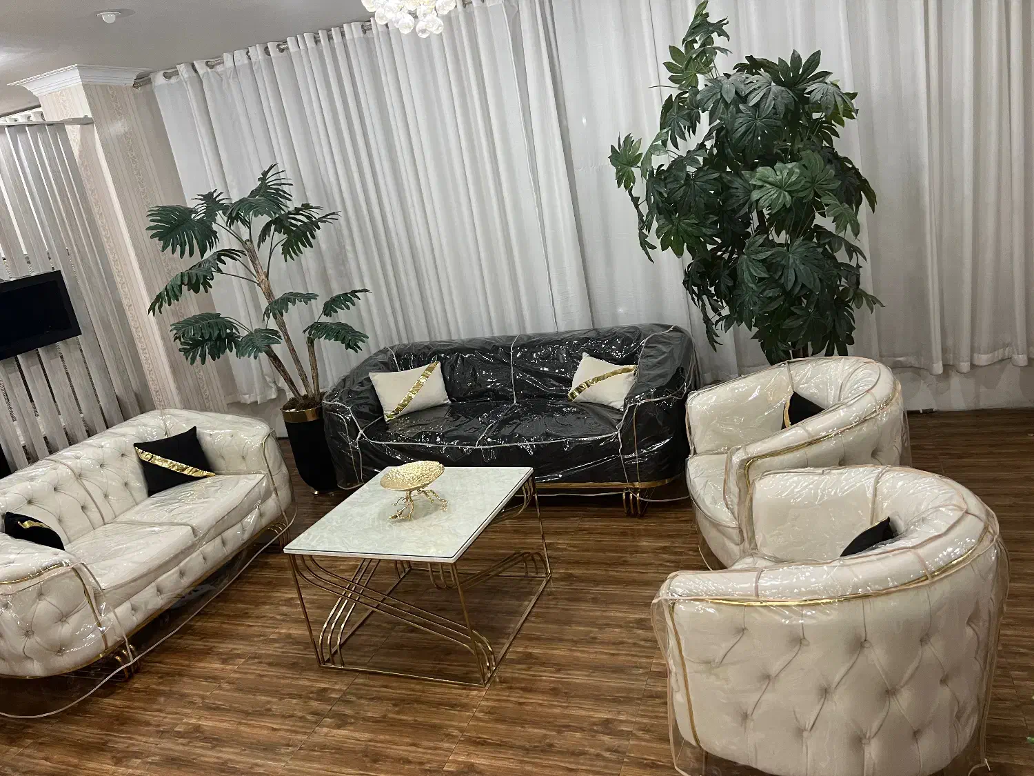 مبل در حد نو با کاور|مبلمان خانگی و میز عسلی|هشتگرد, هشتگرد قدیم|دیوار