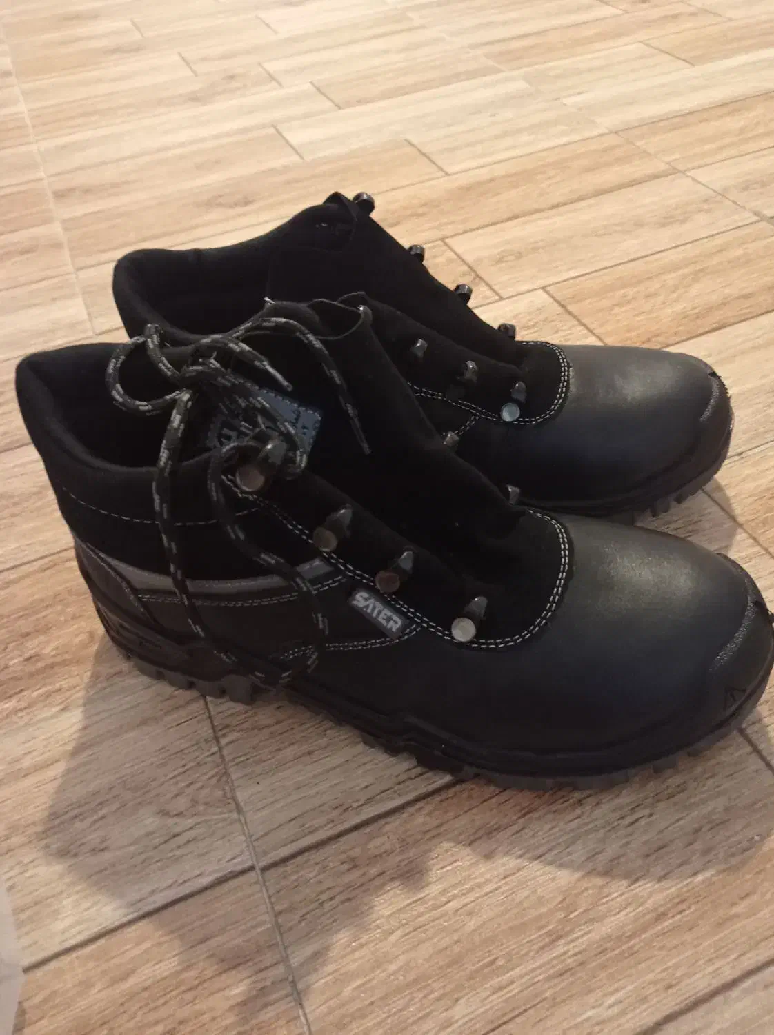 کفش کار|کیف، کفش، کمربند|بندر کنگان, |دیوار