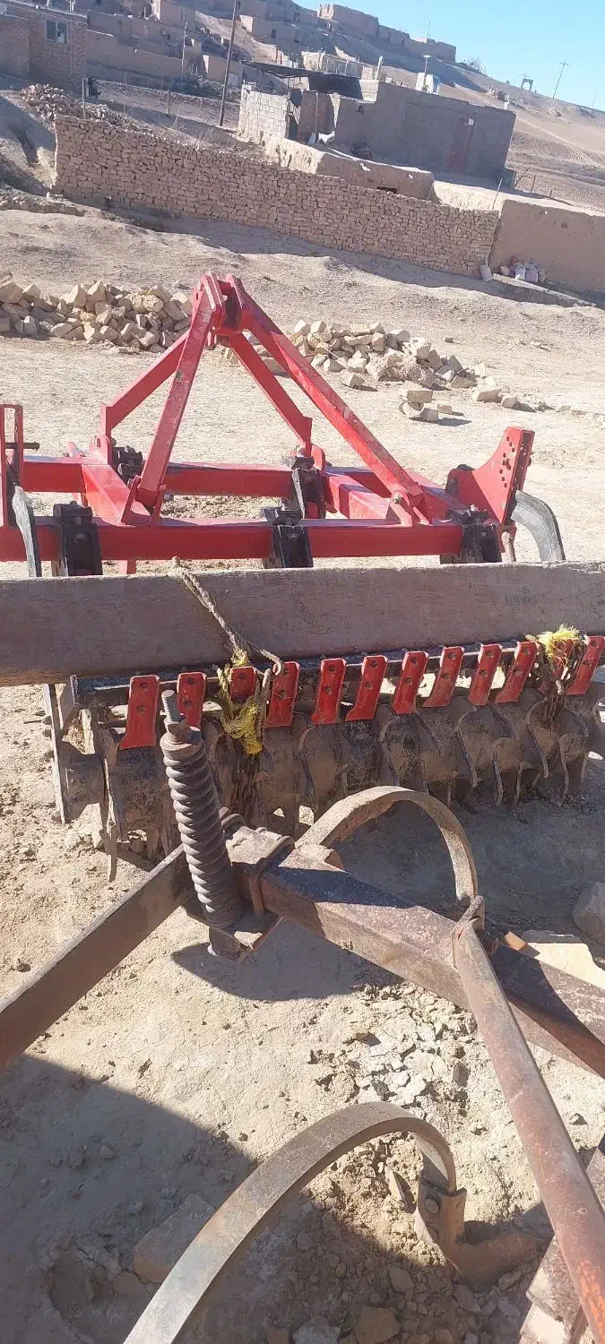 باسلام یک عددچیزر۵نخ ویک عددخرمن کوب درگرجاوتراکتو|ماشینآلات صنعتی|کلات (خراسان), |دیوار