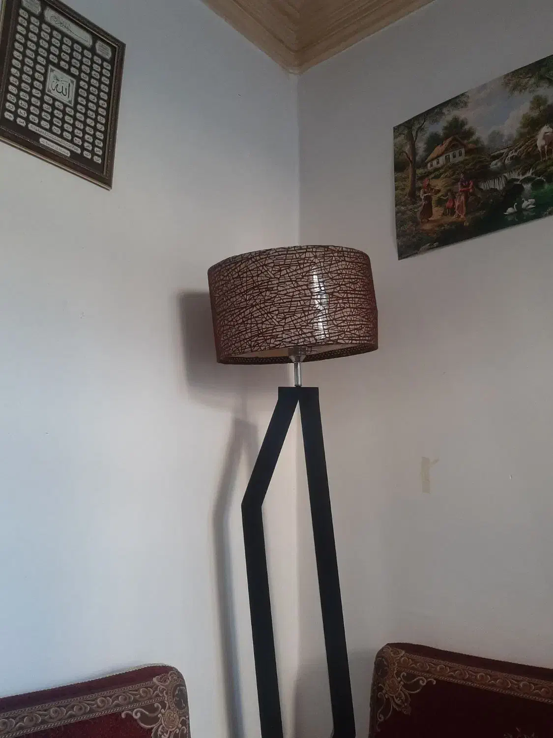 هالژون ایستاده|لامپ و چراغ|رشت, استقامت ۱|دیوار