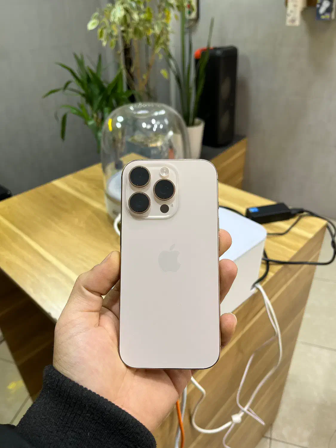 ایفون ۱۶پرو|موبایل|خوی, |دیوار