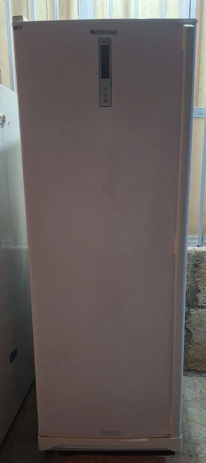 یک عدد یخچال ، یک فریزر ، یک یخچال قدیمی|یخچال و فریزر|نیریز, |دیوار