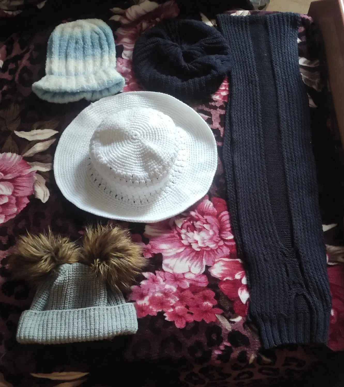 تعدادی کلاه|لباس|تهران, ولنجک|دیوار