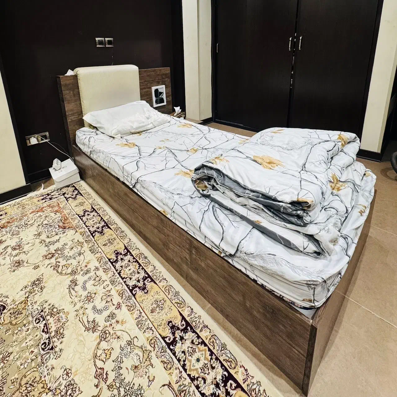 سرویس خواب یک نفره با میز ارایشی ایستاده|تخت و سرویس خواب|شیراز, فرهنگ شهر|دیوار