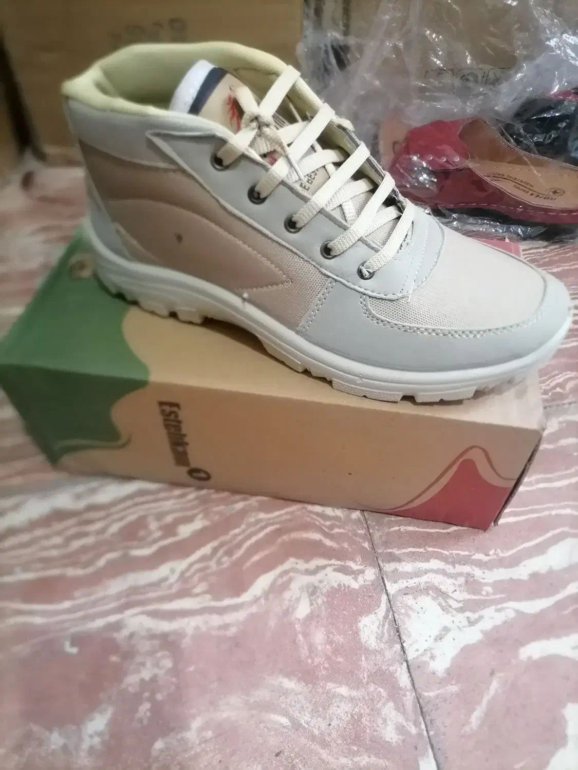 کفش کار|کیف، کفش، کمربند|شیراز, بالا کفت|دیوار