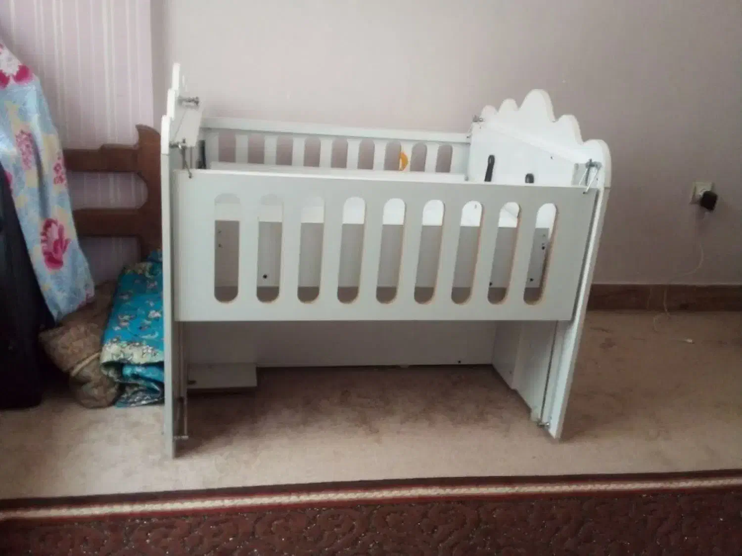 تخت نوزاد|تخت و صندلی بچه|چترود, |دیوار