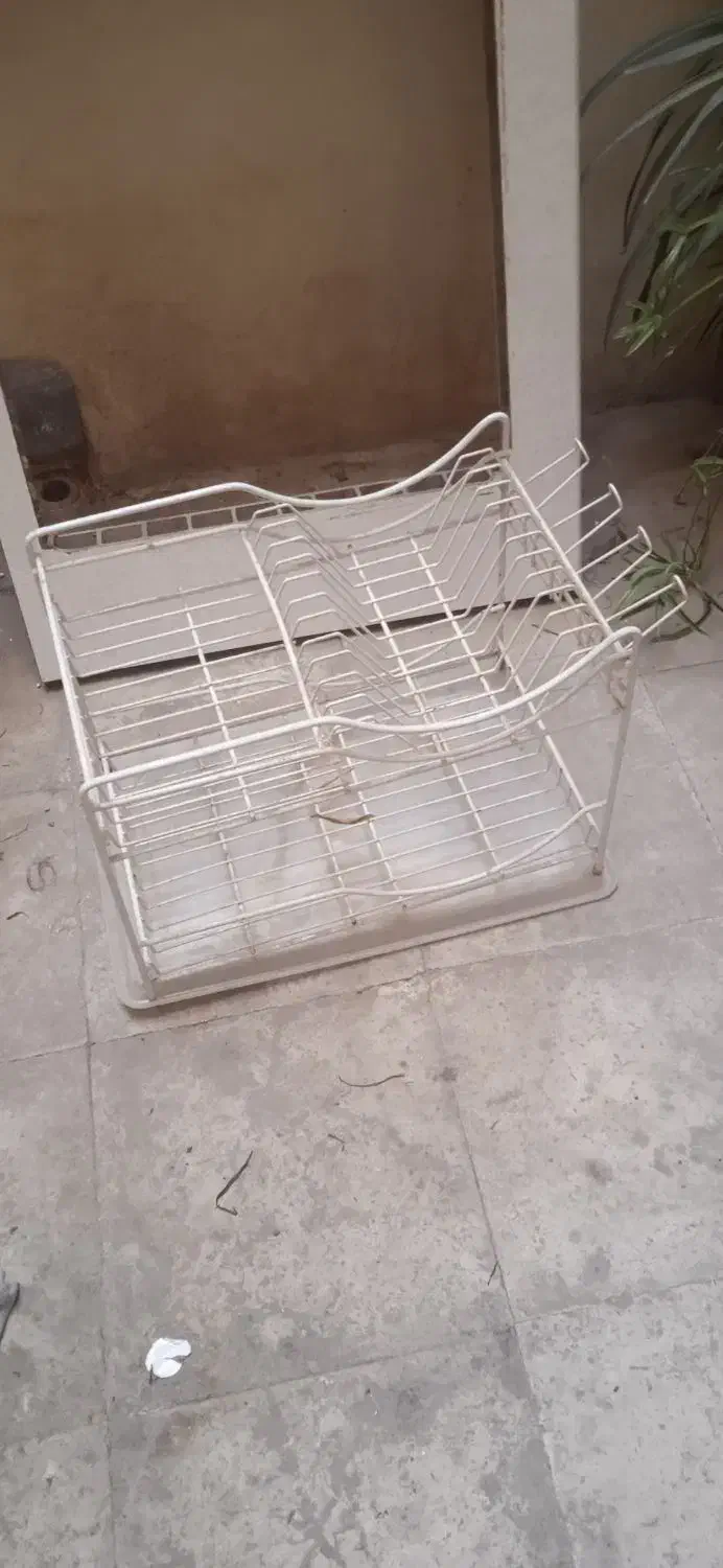 صفحه برش خورده گاز وتعدادی وسیله کار کرده|آب‌چکان و نظم‌دهنده ظروف|فردیس, نسترن شرقی|دیوار