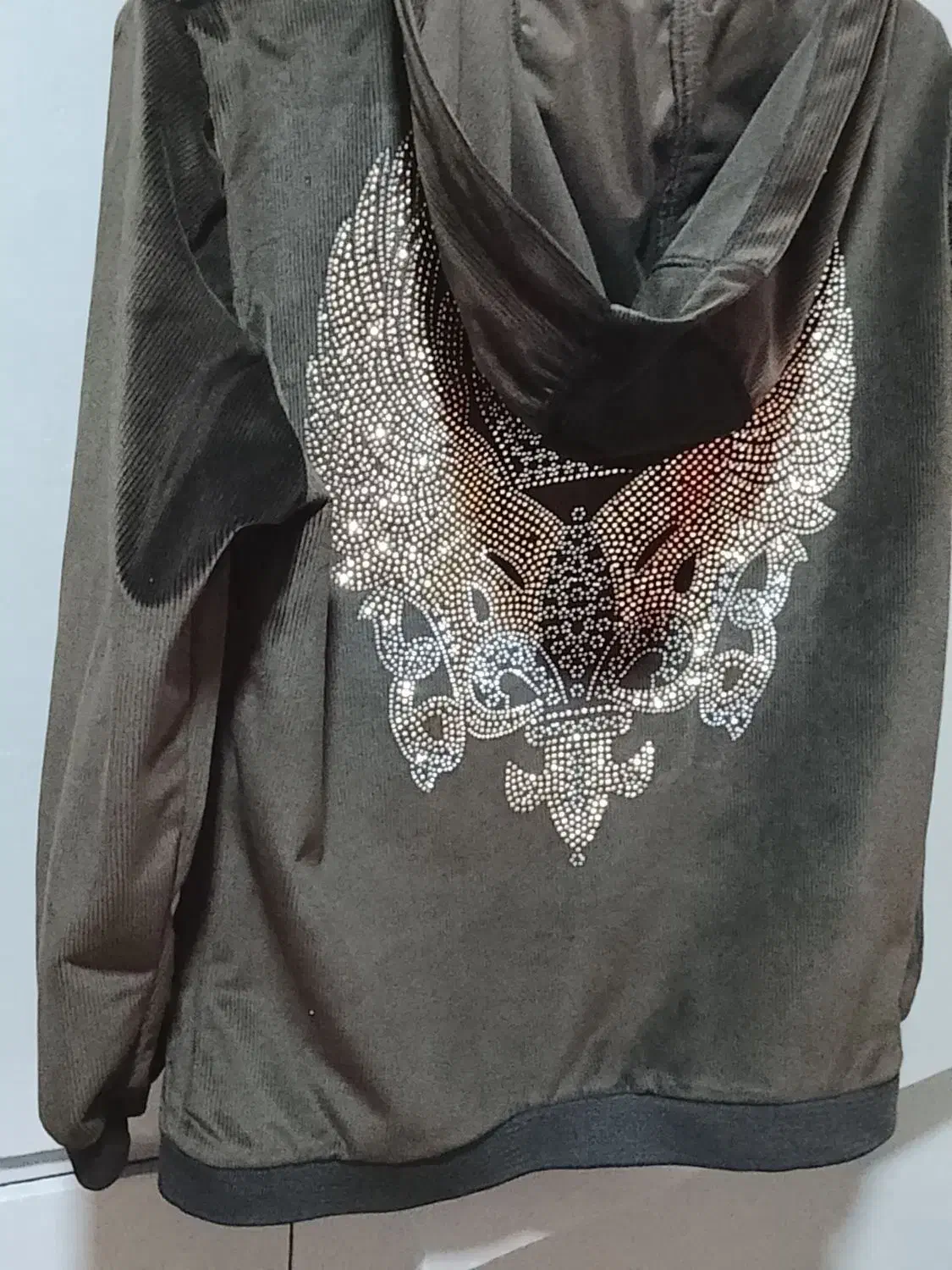 سویشرت|لباس|فردیس, دهکده|دیوار