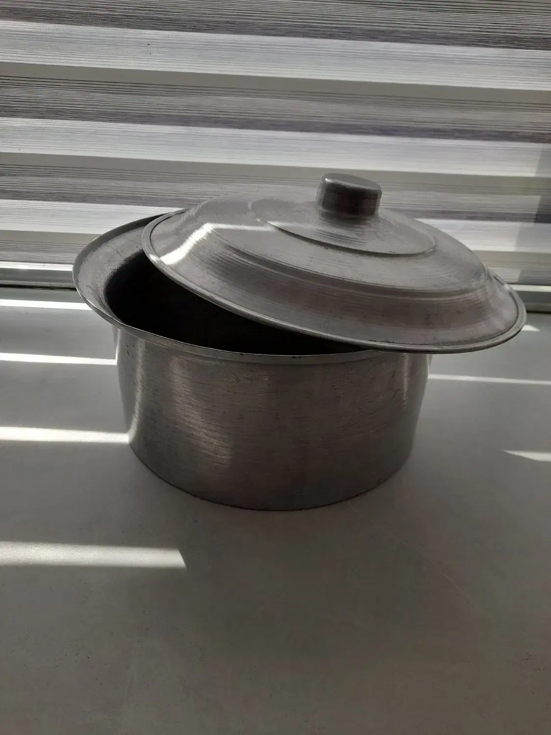 دیگه بزرگ رویی قدیمی|ظروف پخت‌وپز|اردبیل, |دیوار