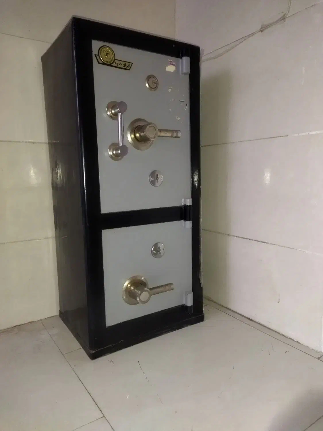 گاوصندوق|دفتر کار|قائن, |دیوار