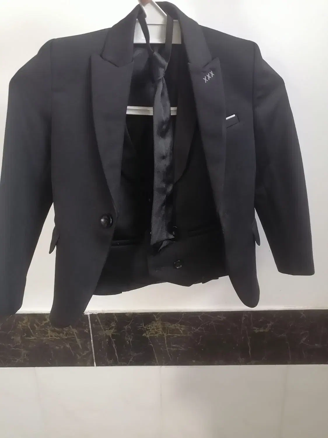 کت و شلوارت عکس کدر ولی مشکی مشکی و کفش سایز 29و34|لباس|بردسکن, |دیوار