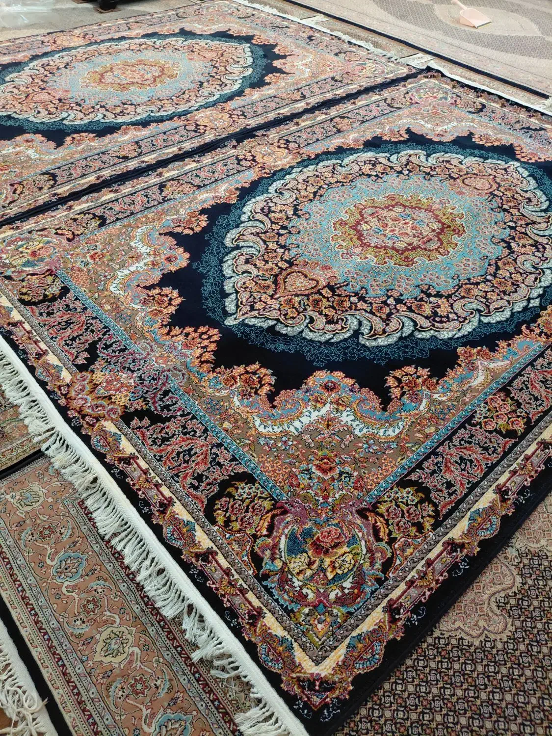یک جفت فرش ۶ متری۷۰۰ شانه در حد نو،زمینه سرمه ای|فرش|اردبیل, |دیوار