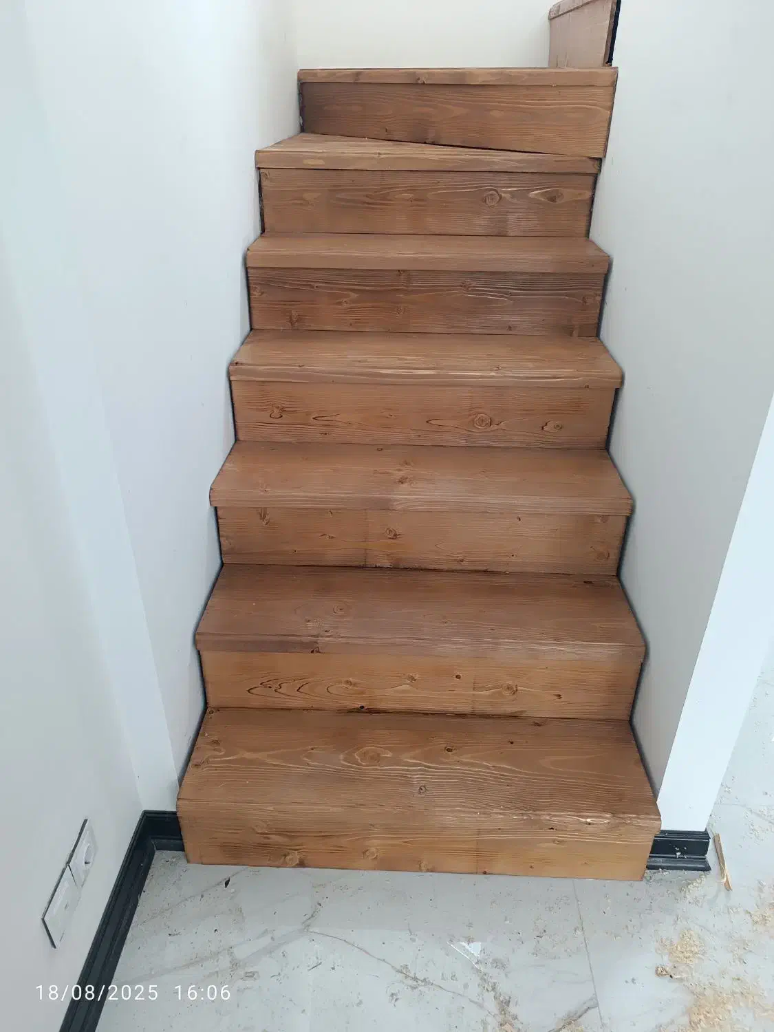 کاور چوبی پله های بتونی|مصالح و تجهیزات ساختمان|رشت, کوی طالقانی|دیوار