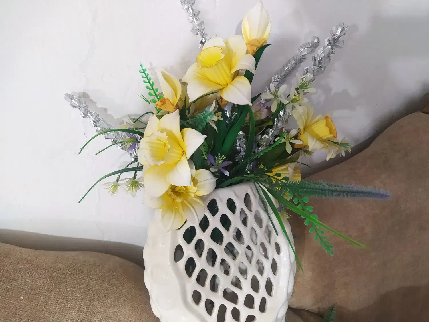 گلدان مشبک سرامیکی دکوری با گل نرگس مصنوعی|گل مصنوعی|سنندج, |دیوار