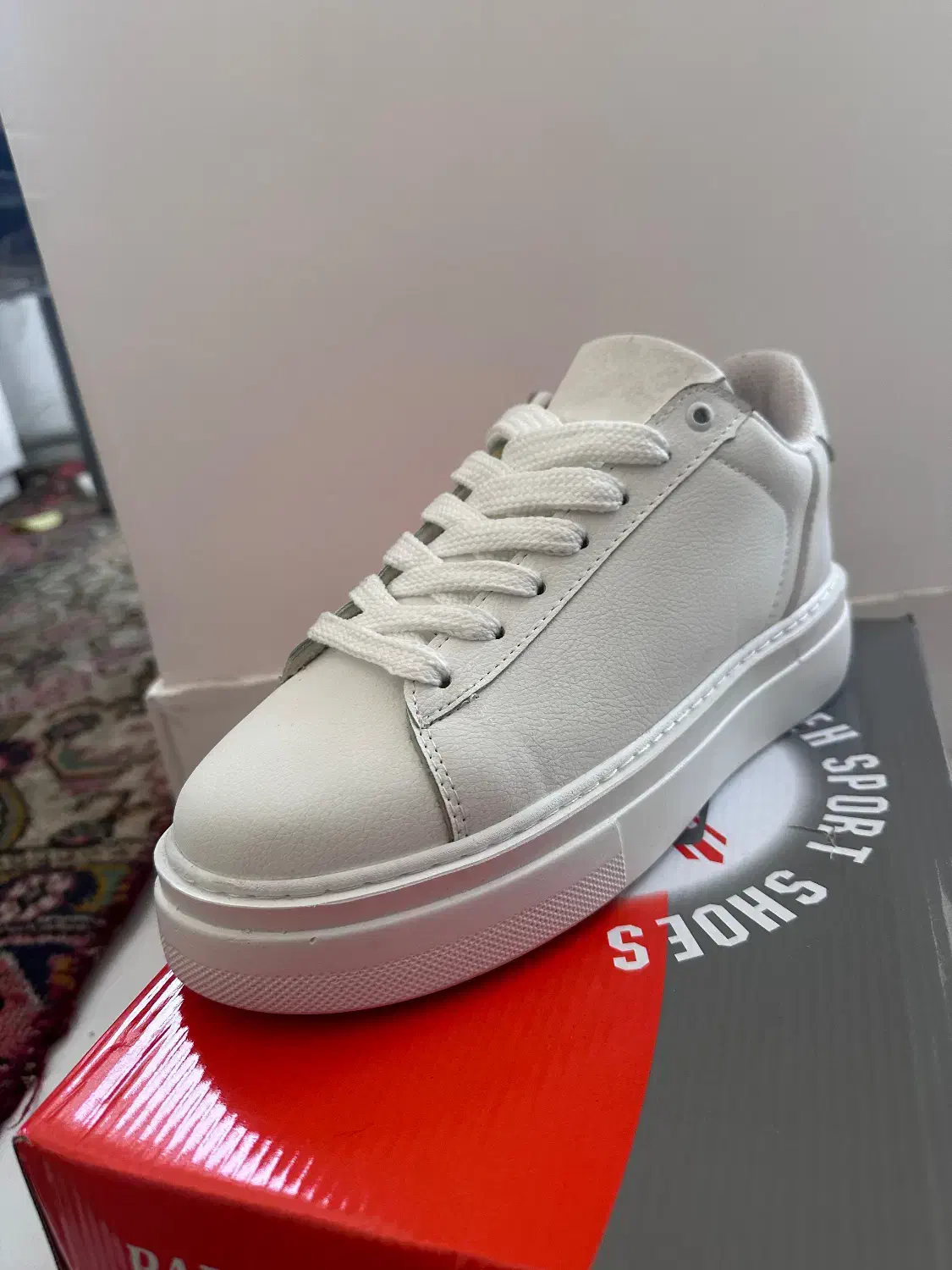 کفش سفید|کیف، کفش، کمربند|خوی, |دیوار