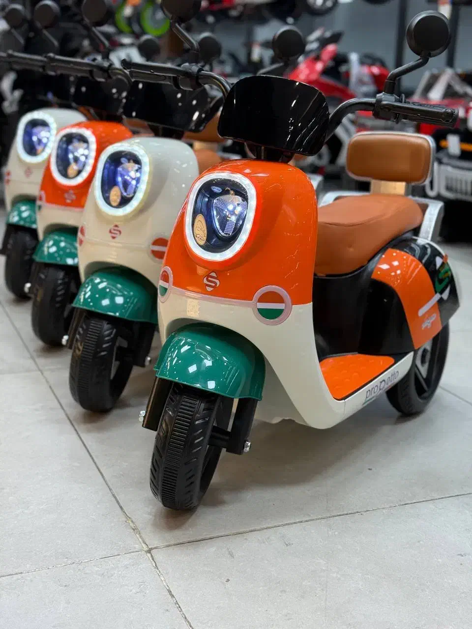 موتور شارژی سه چرخ طرح وسپا کد ۳۰۶۴ آکسون*اقساطی|اسباببازی بچه|رشت, گلسار|دیوار