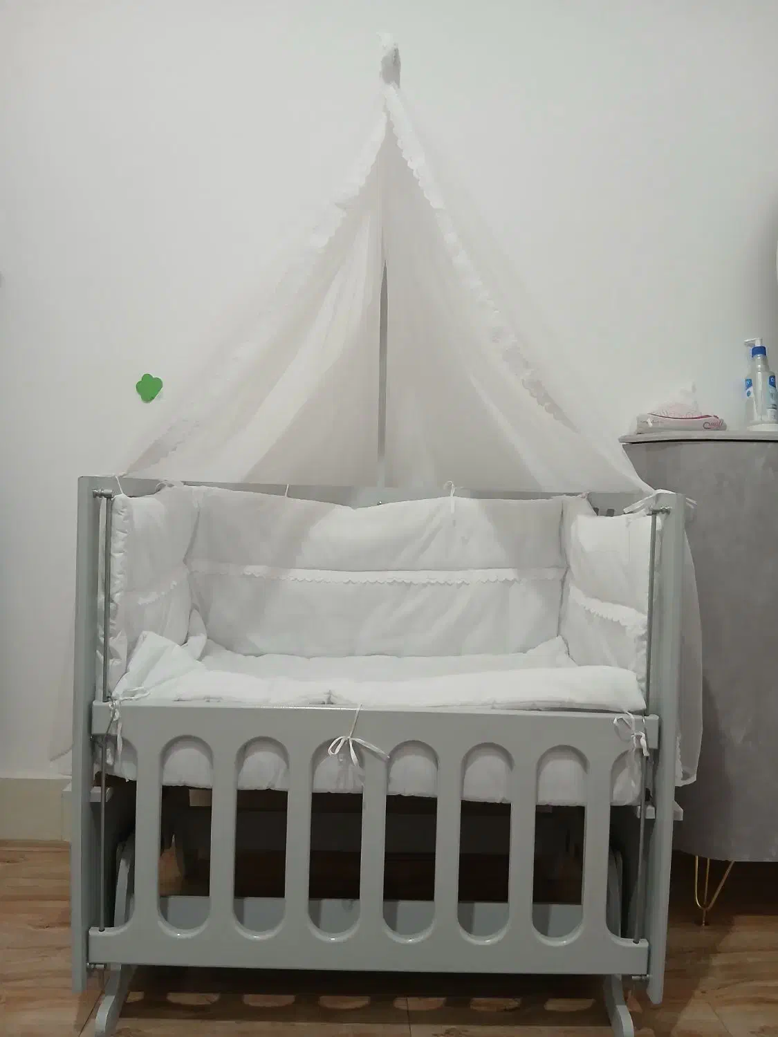 گهواره کنار تخت مادر|تخت و صندلی بچه|سنندج, |دیوار