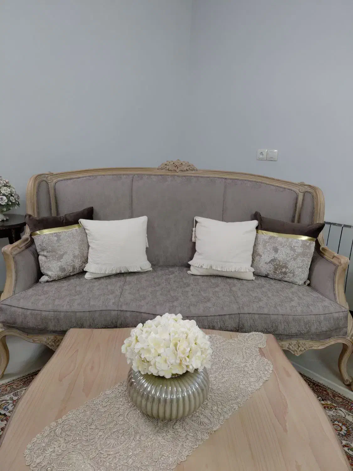 مبل ۹نفره|مبلمان خانگی و میز عسلی|اصفهان, باغ دریاچه|دیوار