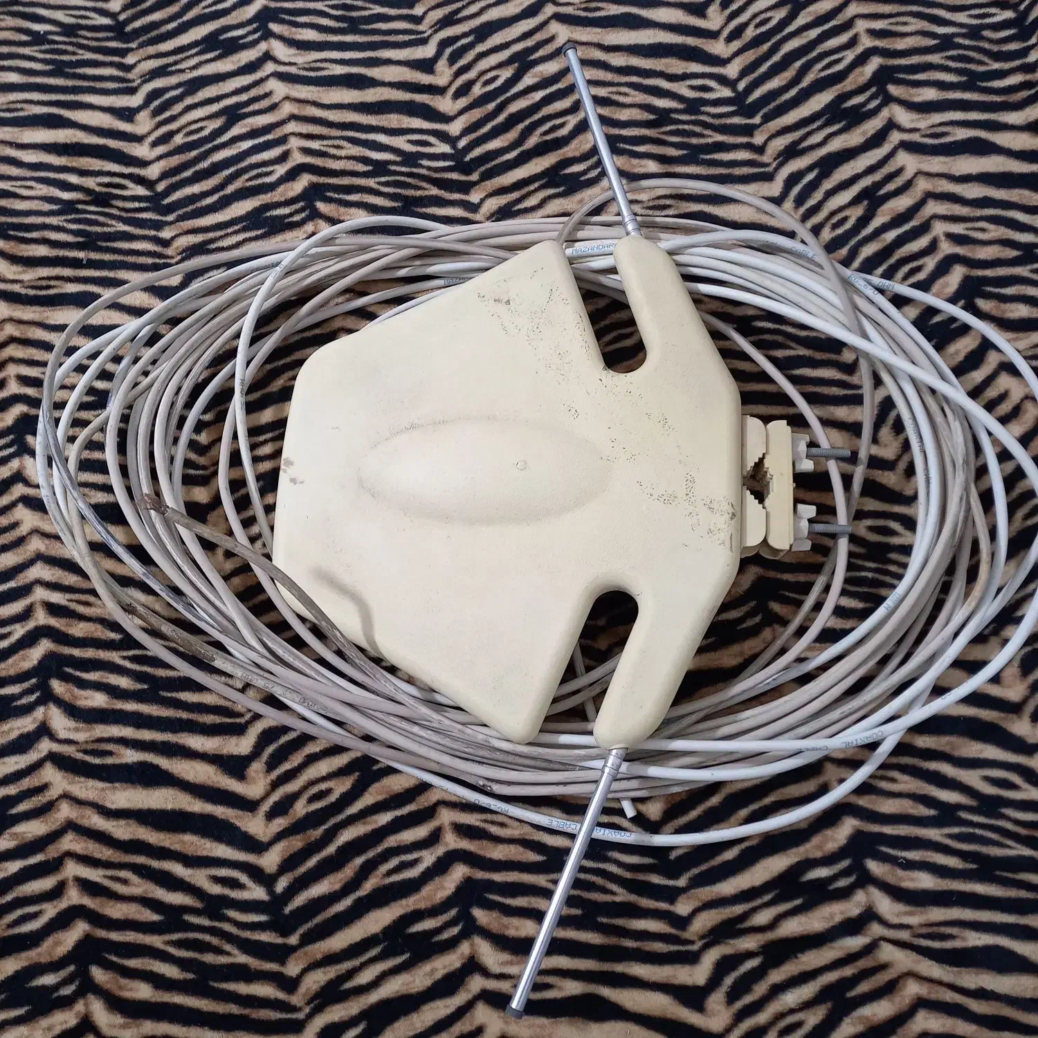 آنتن و سیم کابل بدون آداپتر|تلویزیون و پروژکتور|اردبیل, |دیوار