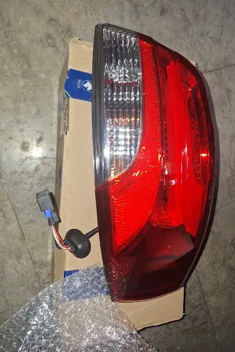 چراغ خطر رانا پلاس راست ، نو چراغ خطر چپ کارکرده|قطعات یدکی و لوازم جانبی|کرج, عظیمیه|دیوار