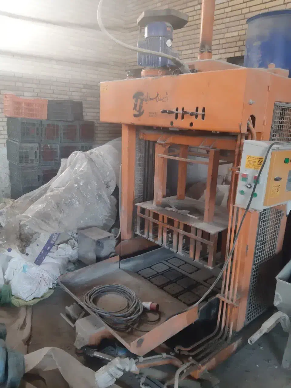 دستگاه بلوک زن نیمه هیدرولیک در حد نو|ماشین‌آلات صنعتی|تفت, |دیوار