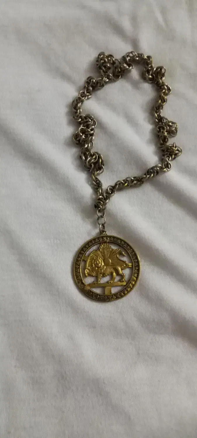 گردبند شیر خورشید|کلکسیون اشیاء عتیقه|گرگان, |دیوار