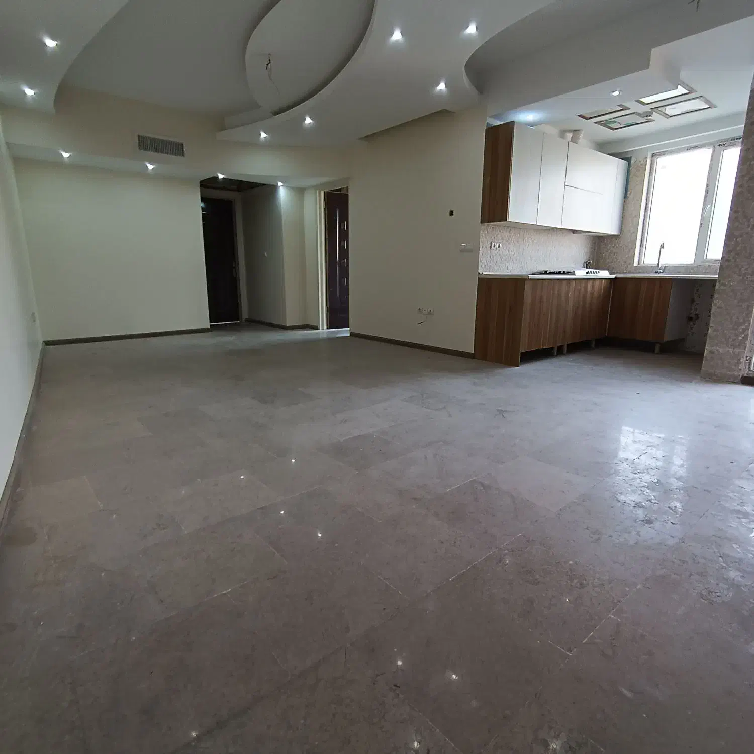 ۸۵ متر/دو خواب/فول امکانات/غرق نور/طرشت گلاب