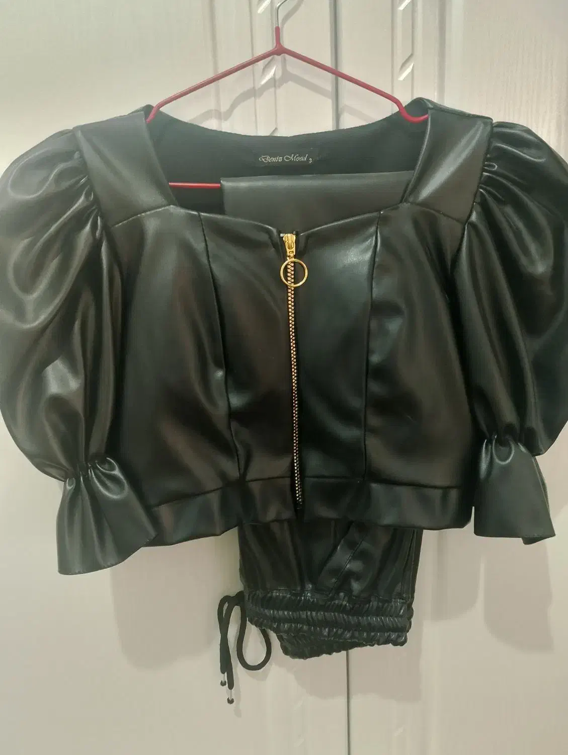 تعدادی لباس|لباس|پاکدشت, پاکدشت (مامازند)|دیوار