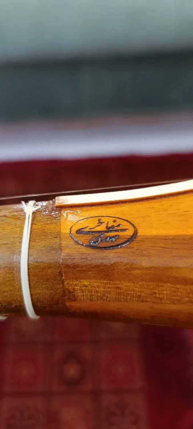 سه تا سالم نو|سازهای سنتی|رشت, عینک|دیوار