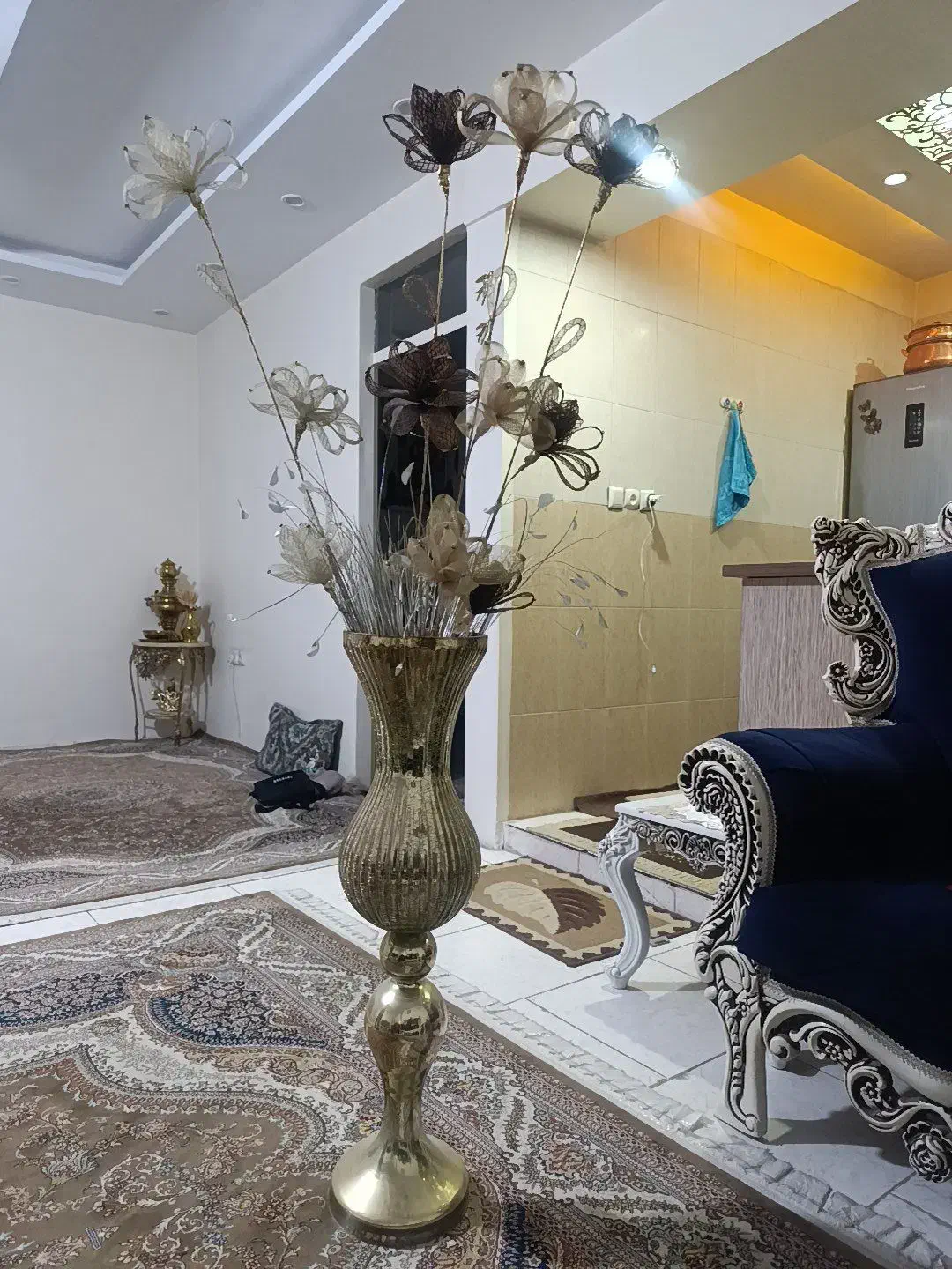 گلدان با گل طلایی|گل مصنوعی|کرج, حصارک پایین|دیوار