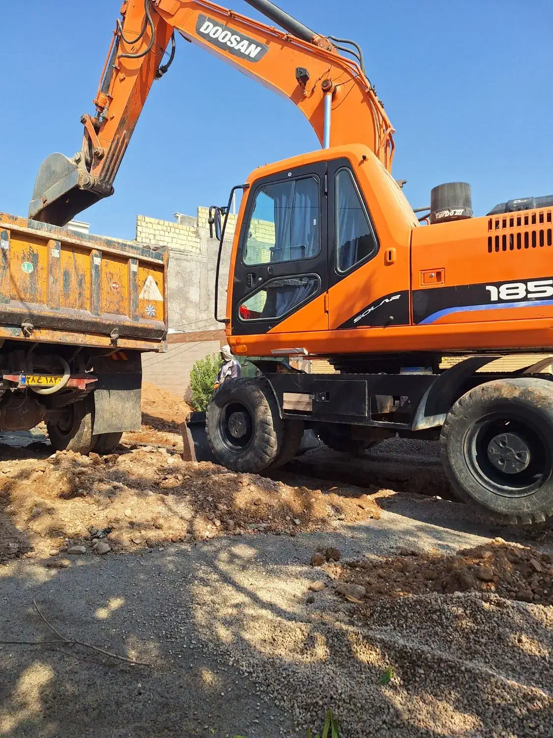 بیل میکانیکی تخریب و خاکبرداری لوله گذاری زیرسازی|خدمات پیشه و مهارت|شیراز, ارم|دیوار