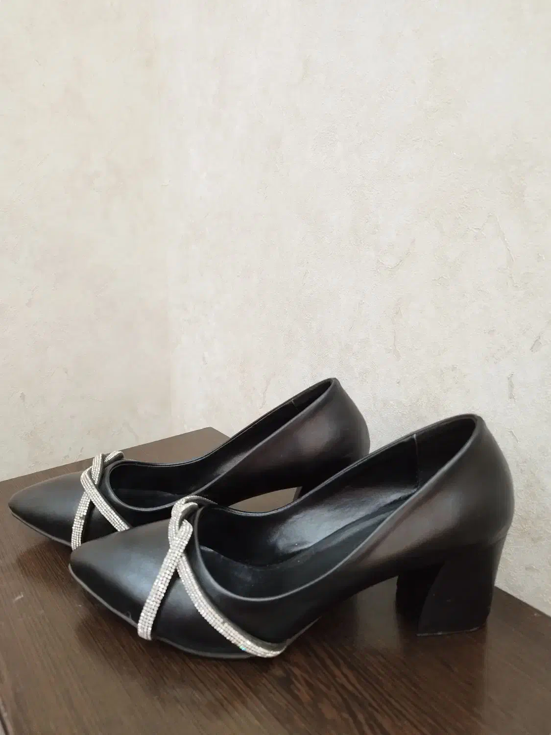 کفش|کیف، کفش، کمربند|خوی, |دیوار