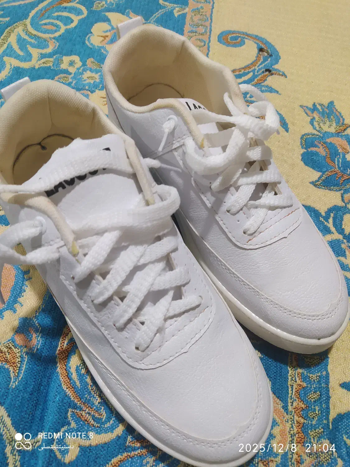 کفش نو|کیف، کفش، کمربند|قدس, شهر‌قدس|دیوار