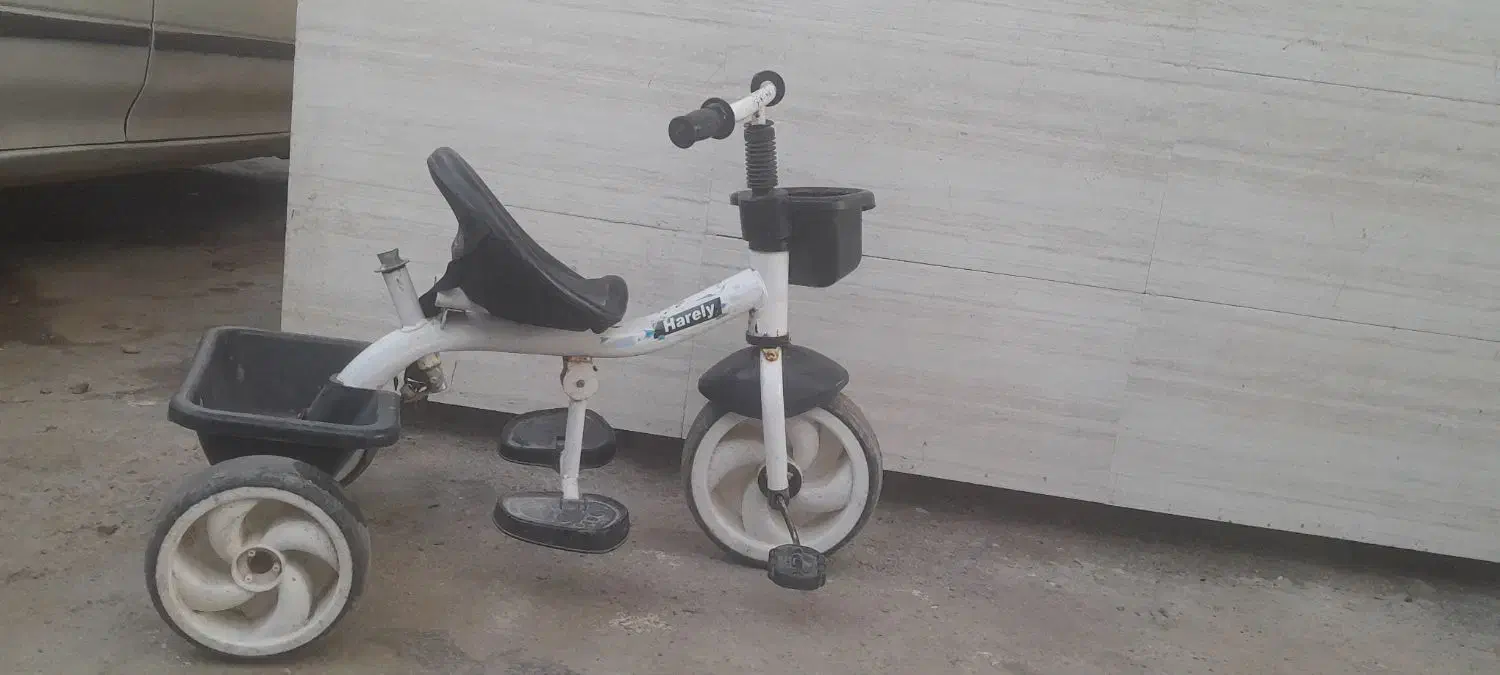 سه چرخه|دوچرخه، اسکیت، اسکوتر|کلاله, |دیوار